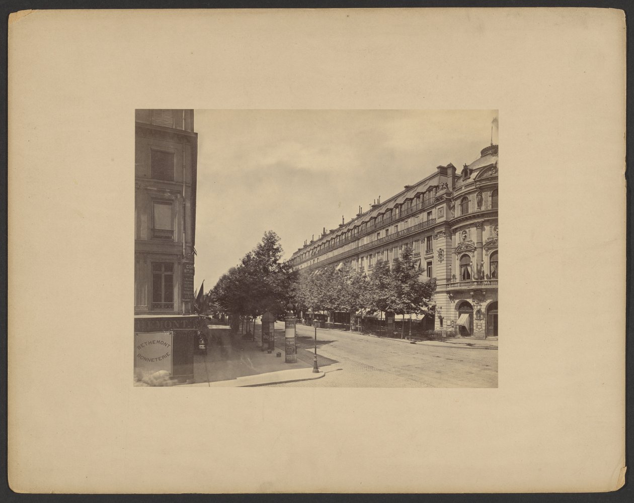 Boulevard des Capucines, Rue Louis le Grandin kulma, Pariisi. tekijältä Francis Frith