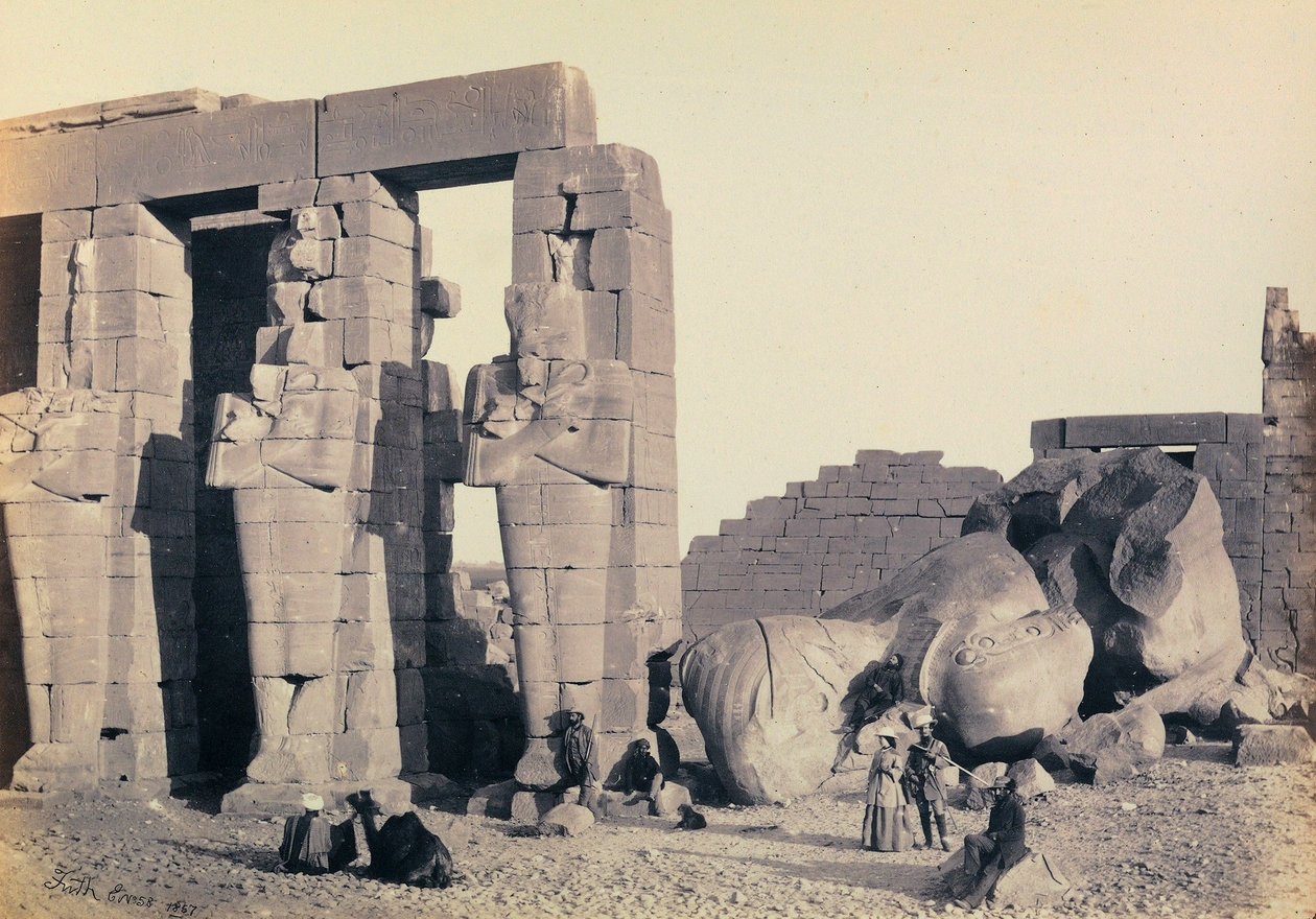 "Egypti ja Palestiina": yksityiskohta Ramesseumin osirilaisista pilastereista, Ramses II:n hautatemppeli, Thebes tekijältä Francis Frith
