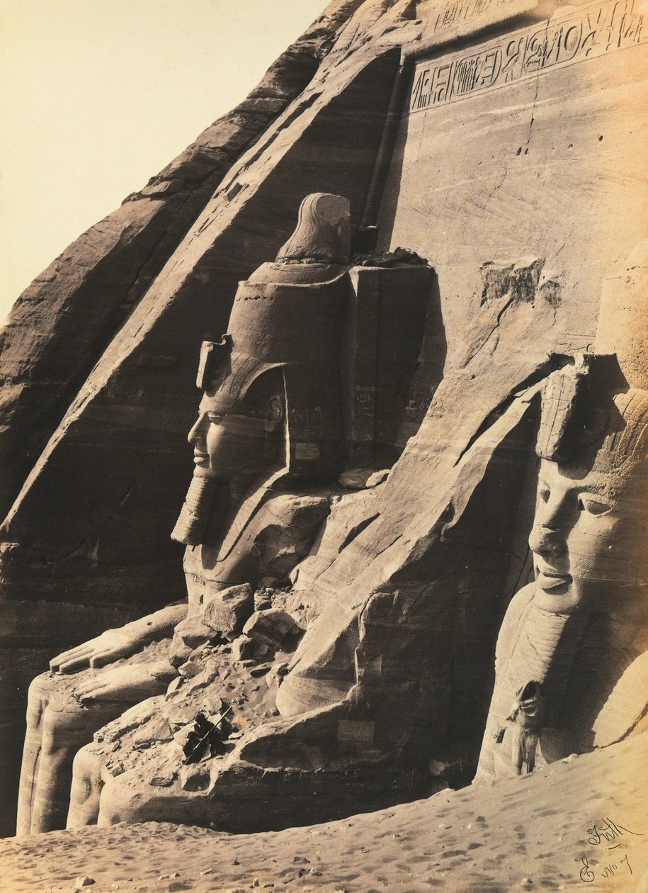 "Egypti ja Palestiina": Ramses II:n kolossit Abu Simbelin suuren temppelin julkisivun vasemmalla puolella Ala-Nubiassa, Egyptissä tekijältä Francis Frith