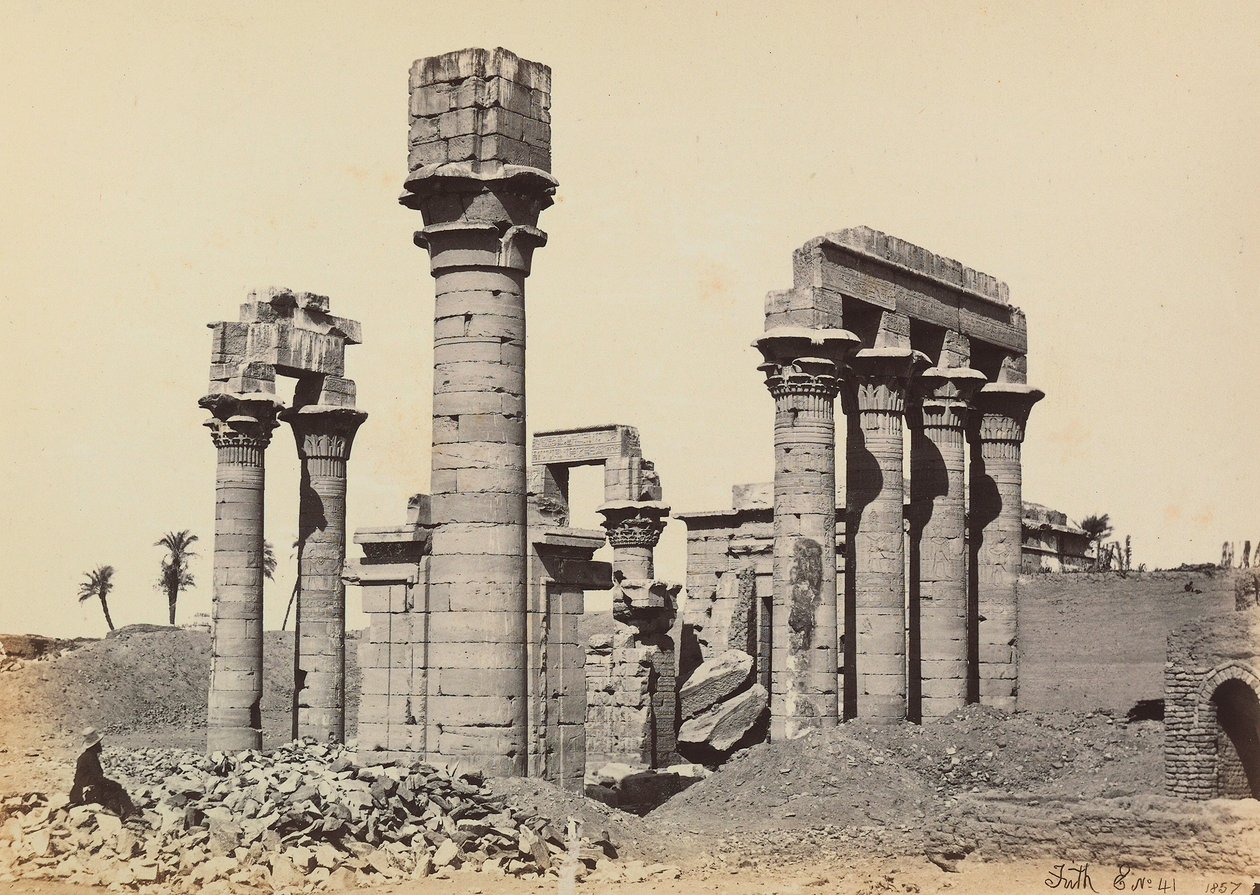 "Egypti ja Palestiina": Hermonthiksen kaupungin rauniot Kleopatran temppelin kanssa Armantissa (Erment) lähellä Thebes, Egypti tekijältä Francis Frith