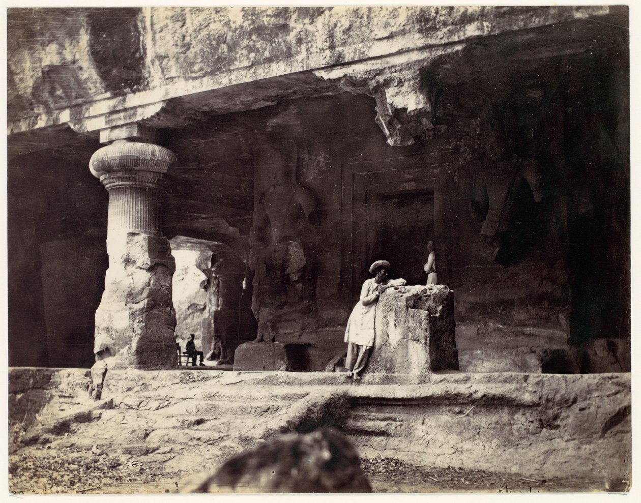 Elephanta Water Cavesta nähtynä, Coombe Martin Bay, Watermouth tekijältä Francis Frith