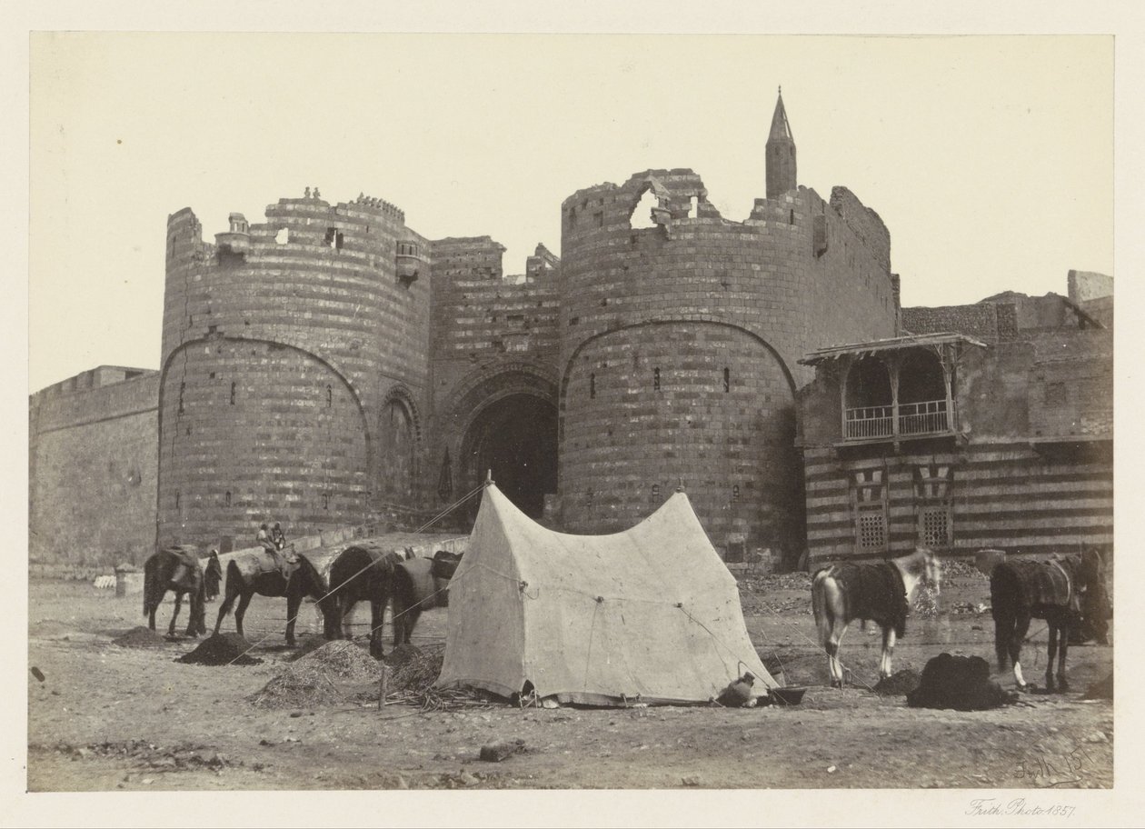 Näkymä Bab al-Azabille, portti Kairon linnoitukseen Báb El-Azab Citadel (nimi esineessä) tekijältä Francis Frith