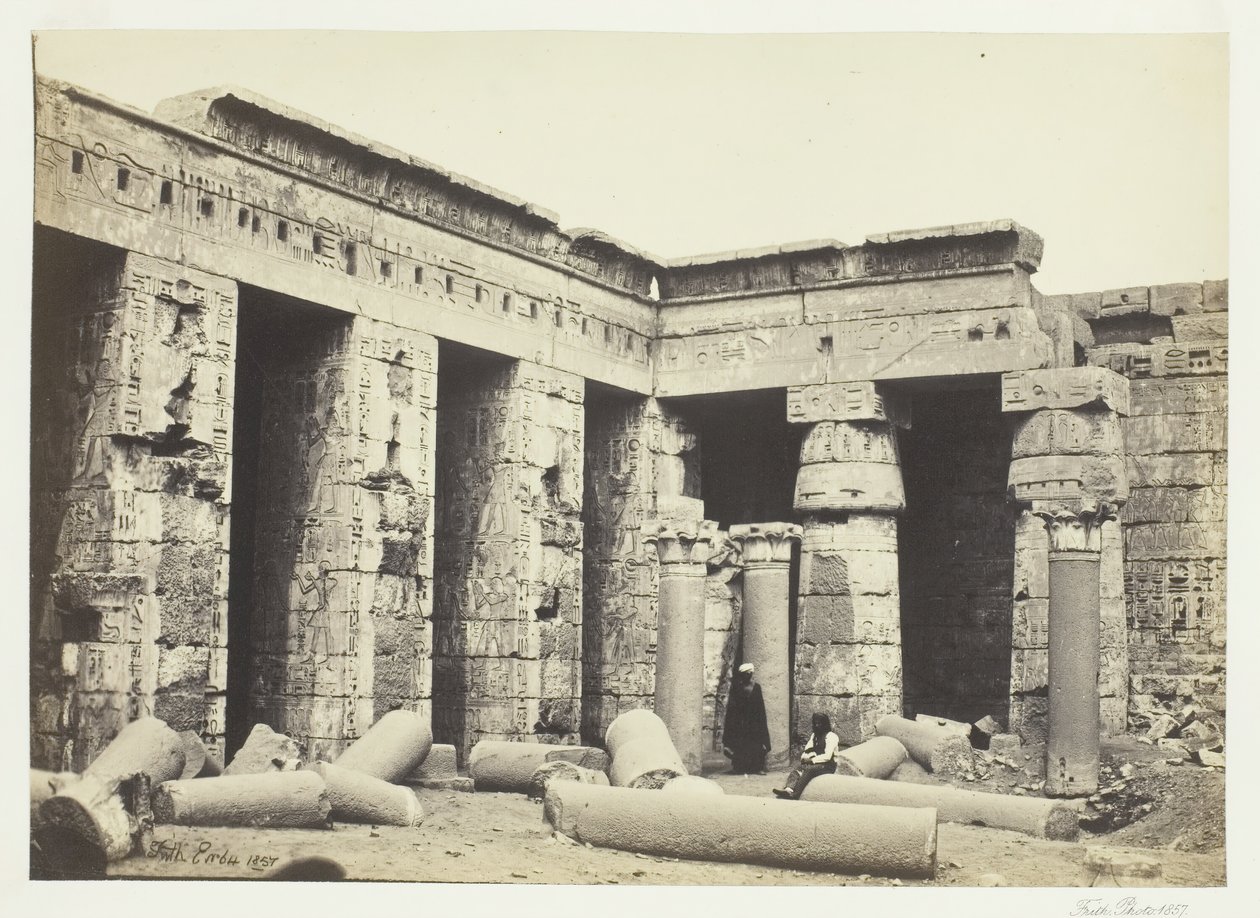 Medinet Habbon sisätuomioistuin, Thebes, 1857. tekijältä Francis Frith