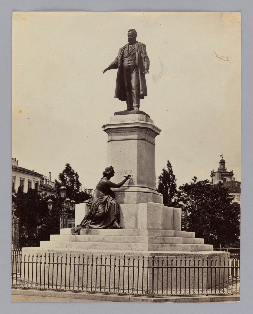 Milano. Antonio Tantardini (1829-1879) ja Odoardo Tabacchi (1831-1905), italialaisen poliitikon ja yrittäjän Camillo Benso Conte di Cavourin muistomerkki tekijältä Francis Frith