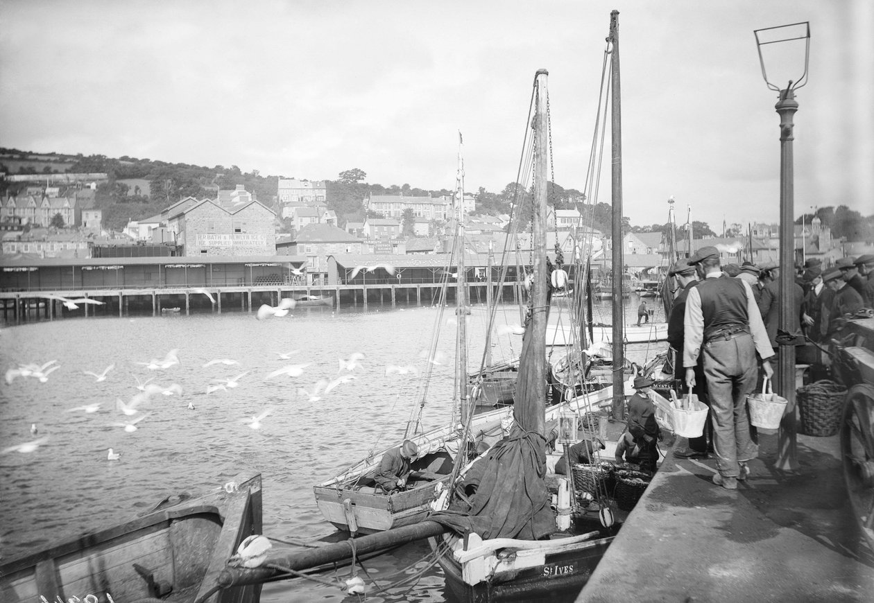 Newlynin satama ja kalalaituri, Cornwall tekijältä Francis Frith