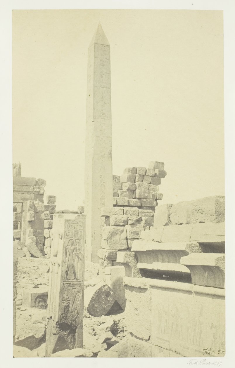 Obeliski ja graniittilootuspylväs, Karnac, 1857. tekijältä Francis Frith