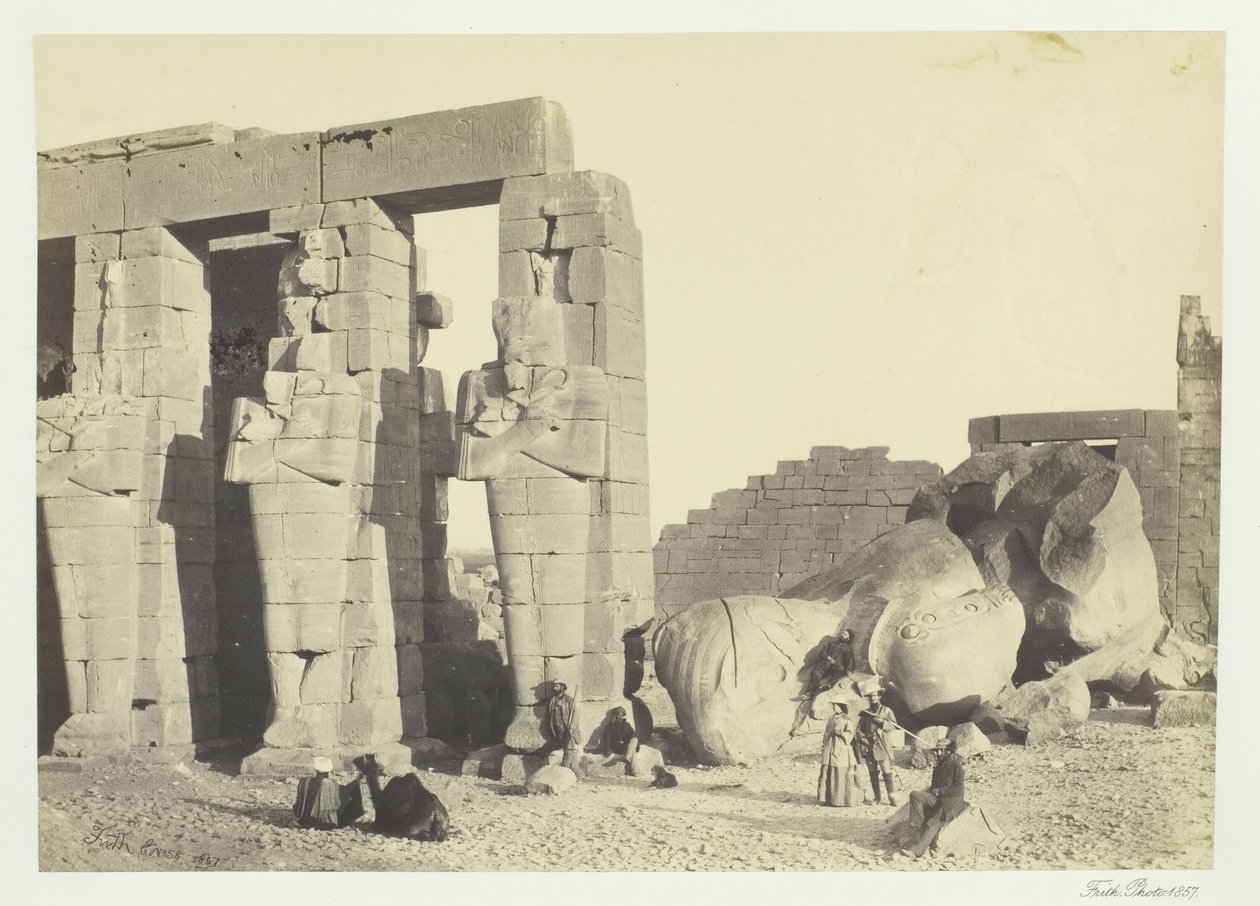 Osiriksen pilarit ja kaatunut suuri kolossi Memnoniumissa, Thebes, 1857. tekijältä Francis Frith