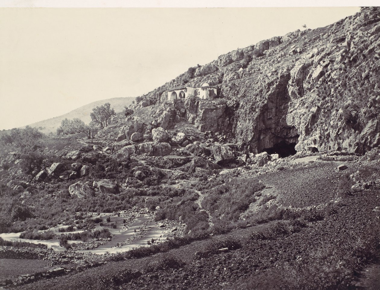 Jordanin päälähde, joka virtaa luolasta lähellä Baniasta, lähellä ..., n. 1857. tekijältä Francis Frith