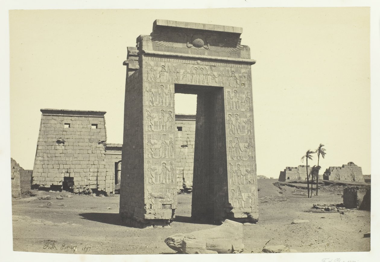 Sculptured Gateway, Karnac, 1857. tekijältä Francis Frith