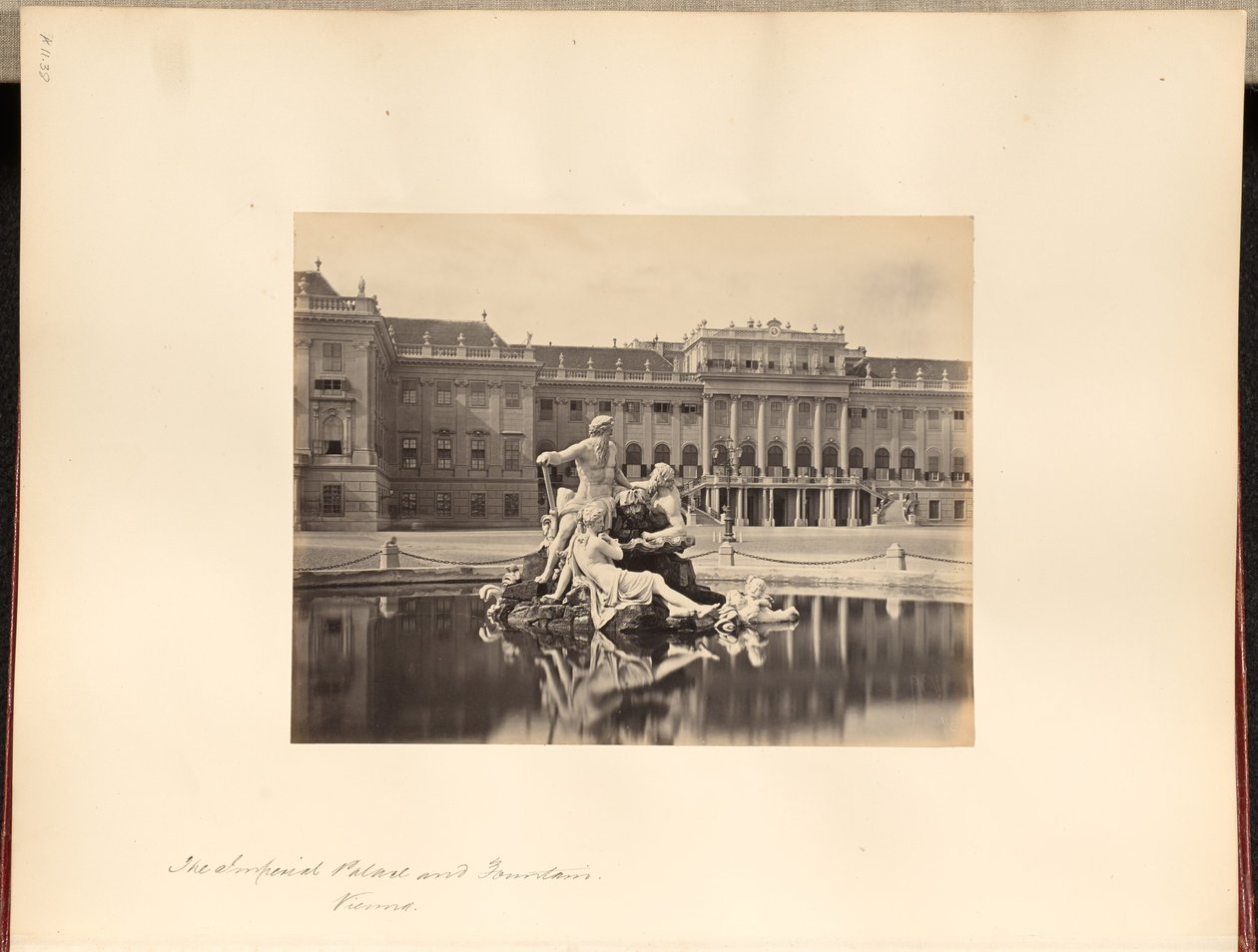 Keisarillinen palatsi ja suihkulähde, Wien tekijältä Francis Frith