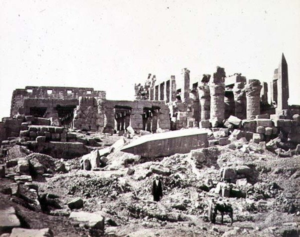 El-Karnakin temppeli kaakosta, n. 1856-59 (seepiakuva) tekijältä Francis Frith