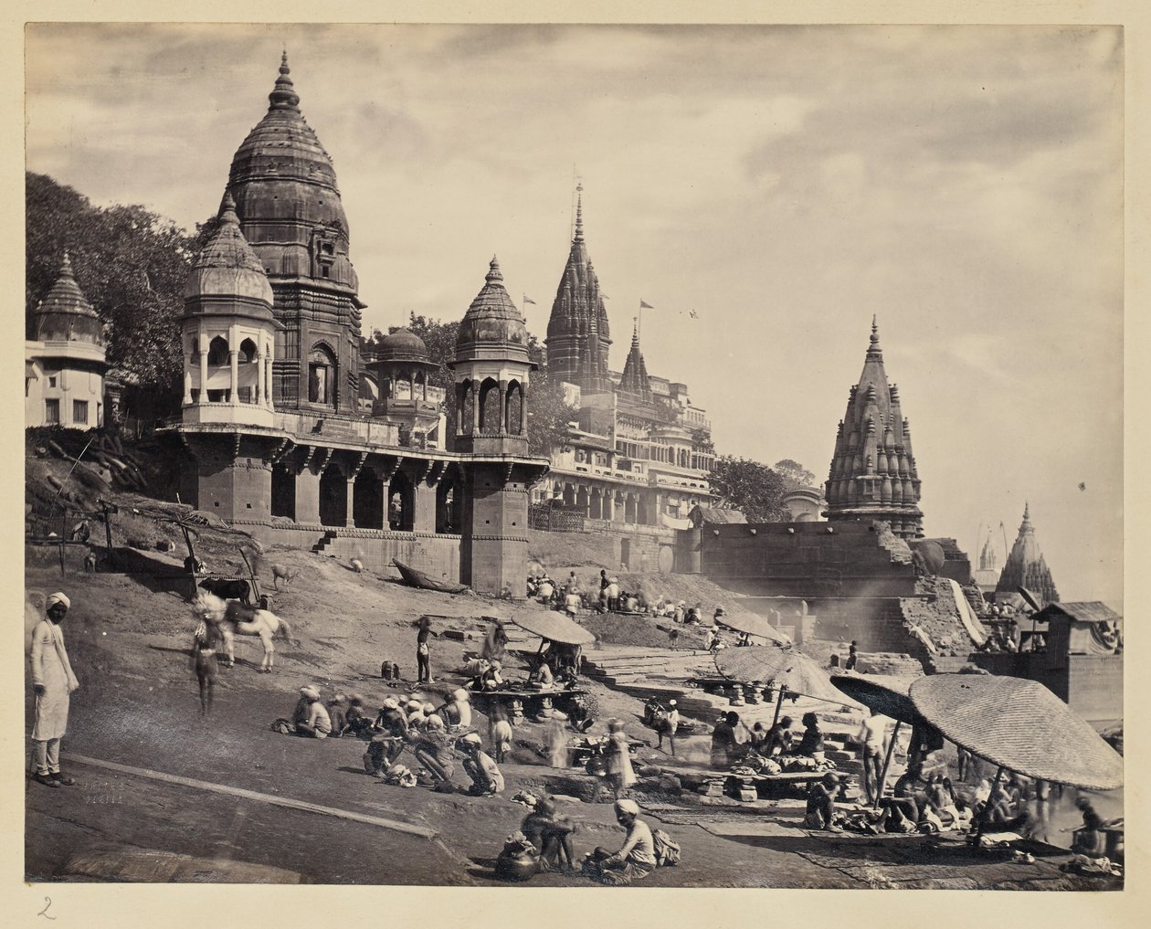 [Ganges-joen ranta ja Manikarnika Ghat] tekijältä Francis Frith and Co.