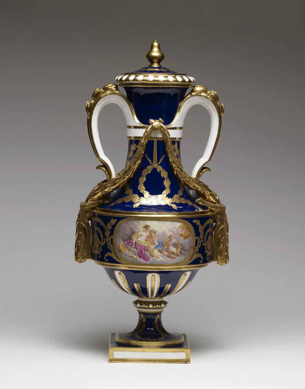 Maljakko, n. 1780 (pehmeää posliinia maalilla ja kullalla) tekijältä François Boucher