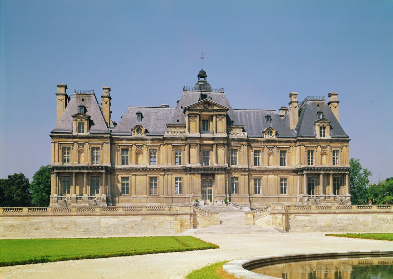 Näkymä vuosina 1642-51 rakennetun Chateau de Maisons-Laffitten itäisestä julkisivusta. tekijältä Francois Mansart