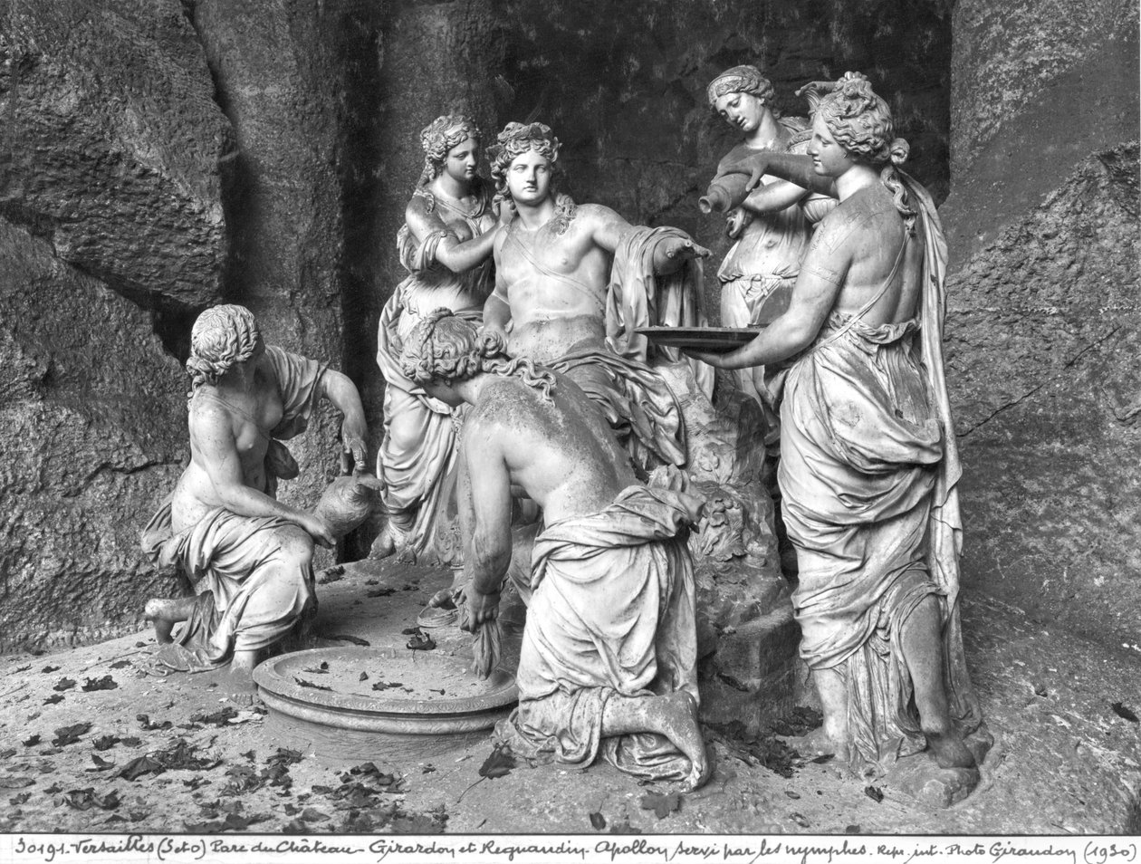 Apollo, jota nymfit hoitavat Apollon kylpylän lehdossa, teloitettiin Thomas Regnaudinin (1622-1706) avustuksella 1666-75 (katso 242848, 242849) (marmori) tekijältä Francois Girardon