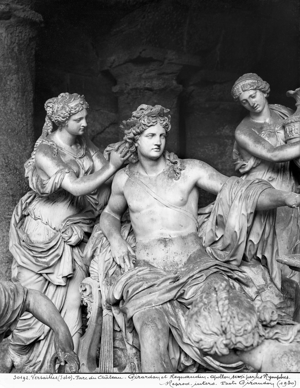 Apollon, jota nymfit hoitavat Apollon kylpylälehdossa, teloitettiin Thomas Regnaudinin (1622-1706) avustuksella 1666-75 (yksityiskohta) (katso 242847, 242849) (marmori) tekijältä Francois Girardon