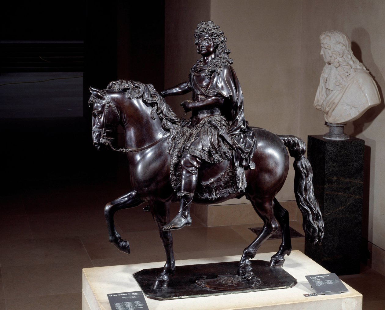 Kuningas Ludvig XIV:n (1638-1715) ratsastuspatsas pronssista, joka on sulatettu kadonneen vahan kanssa. Francois Girardonin (1628-1715) veistos. 17. vuosisata. Aurinko 1,02x0,98x0,5 m Pariisin Louvre-museo tekijältä Francois Girardon