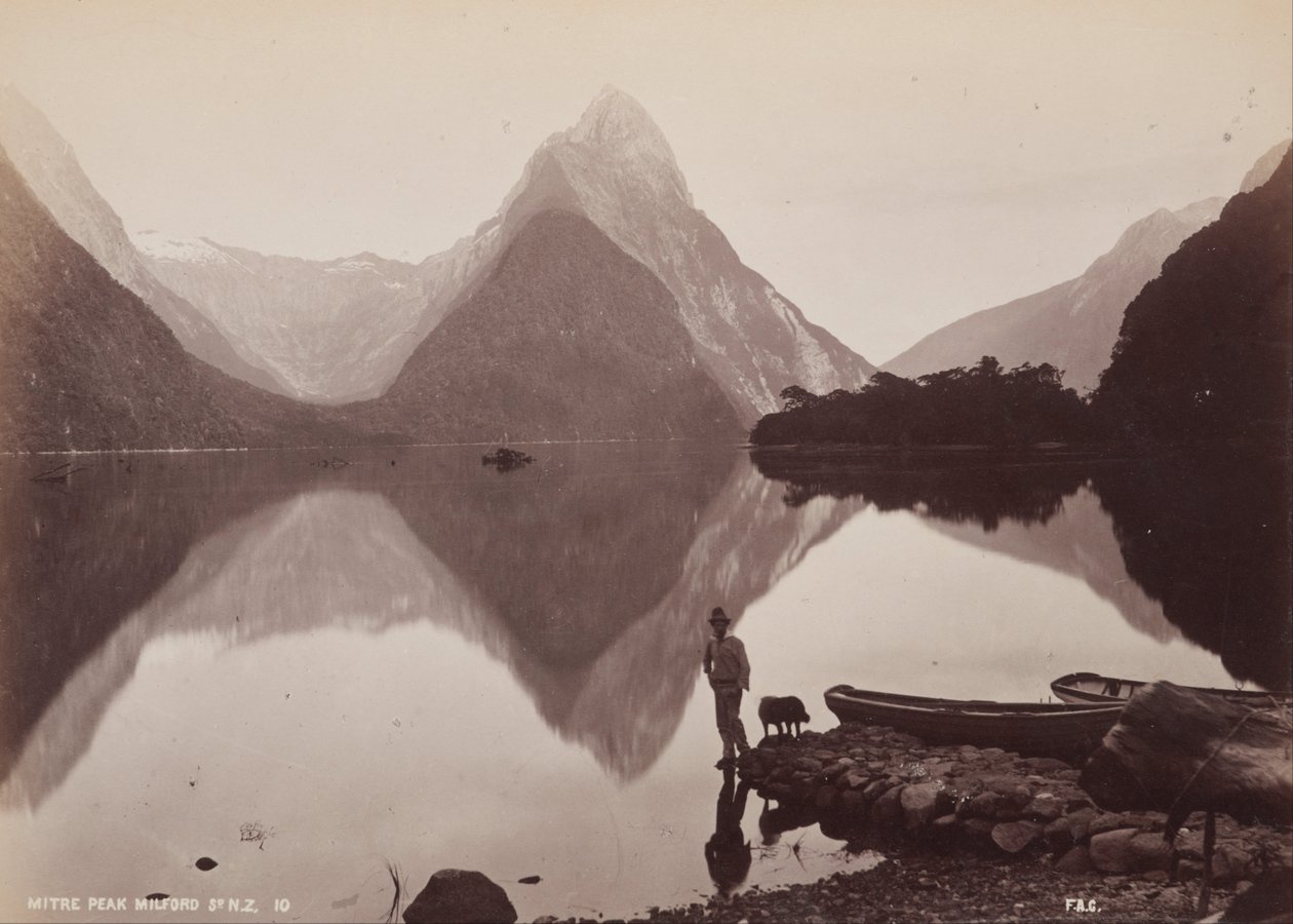 Mitre Peak, Milford Sound, Uusi -Seelanti Albumilta- australialaiset maisemat tekijältä Frank Coxhead