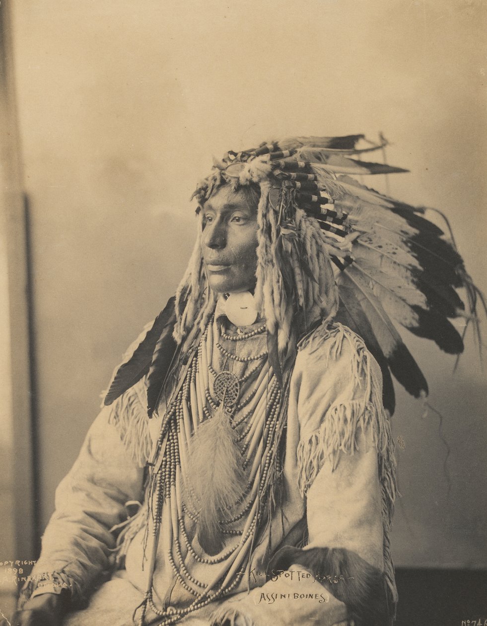 Kill Spotted Horse, Assiniboines, 1898 (platinapalladiumpainatus) tekijältä Frank Albert Rinehart