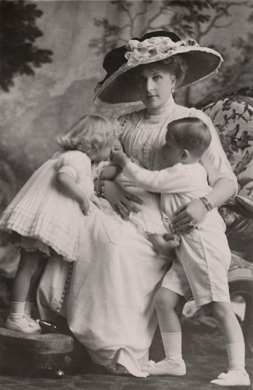"Espanjan kuningatar Victoria prinssi Alfonson, prinsessa Maria Christinan ja prinsessa Beatricen kanssa, 1911. tekijältä Frank Arthur Swaine
