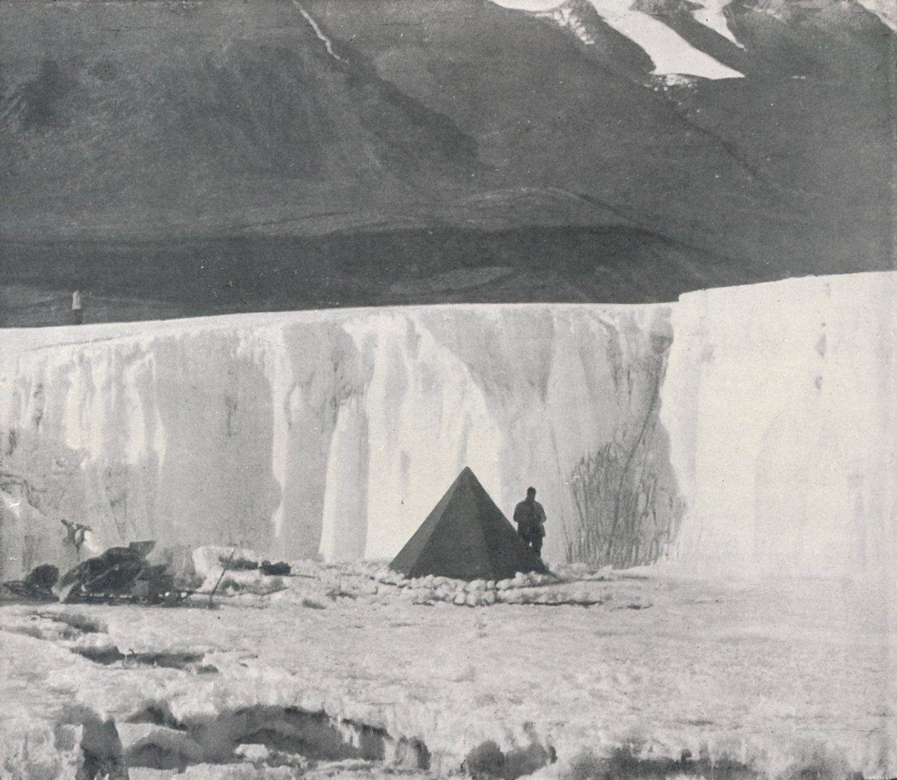 Alkovileiri Taylor-jäätikön pinnalla, vuonna 1911, 1913 tekijältä Frank Debenham