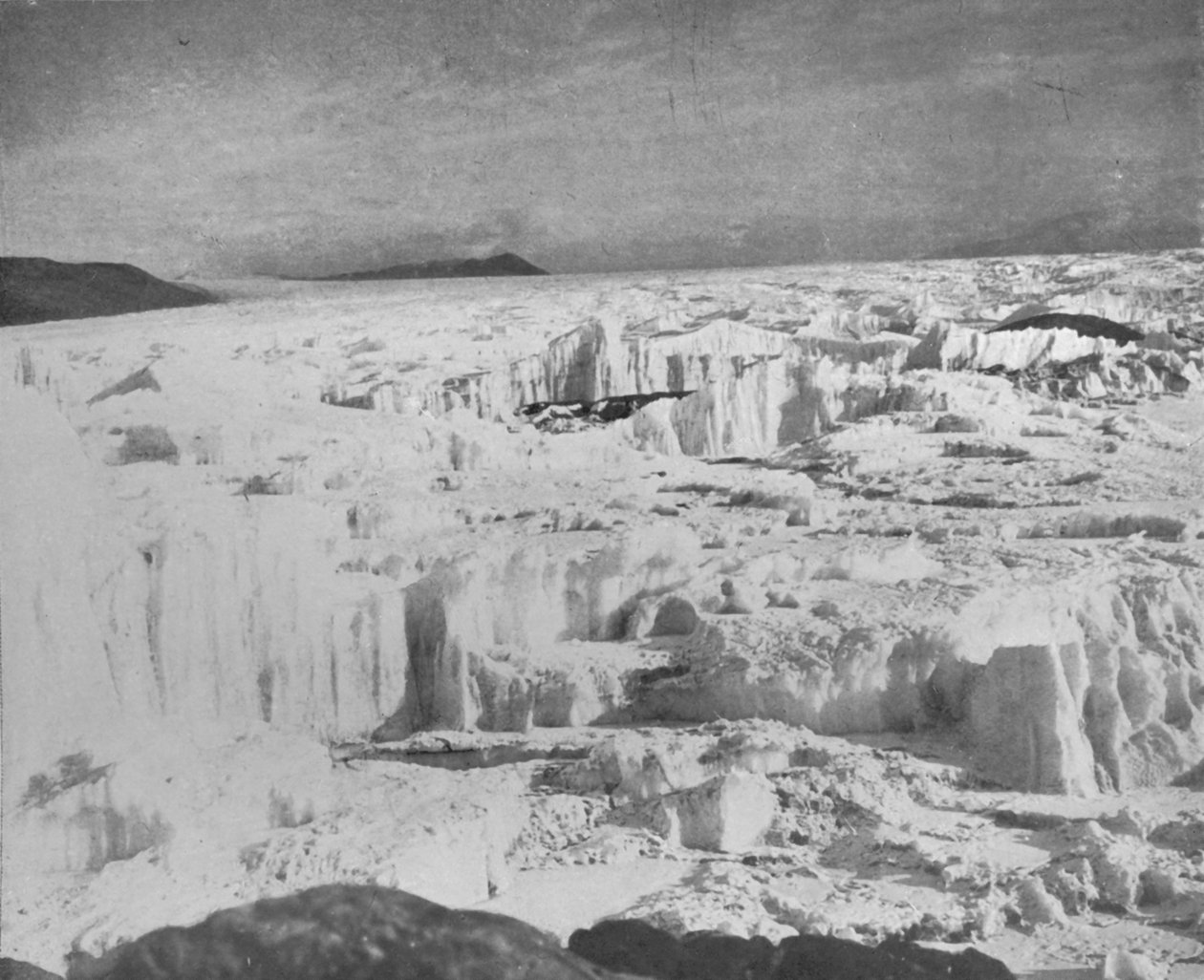 Koettlitzin jäätikkö, Heald Islandin pohjoispuolella, jossa näkyy jääpiikkejä jne. c1911, 1913 tekijältä Frank Debenham