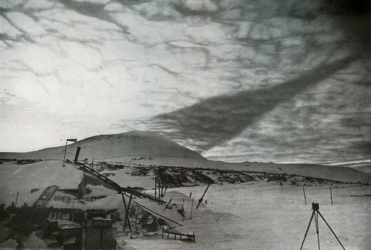 Erebus-vuoren varjo pilvien päällä, syyskuu 1911, 1913 tekijältä Frank Debenham