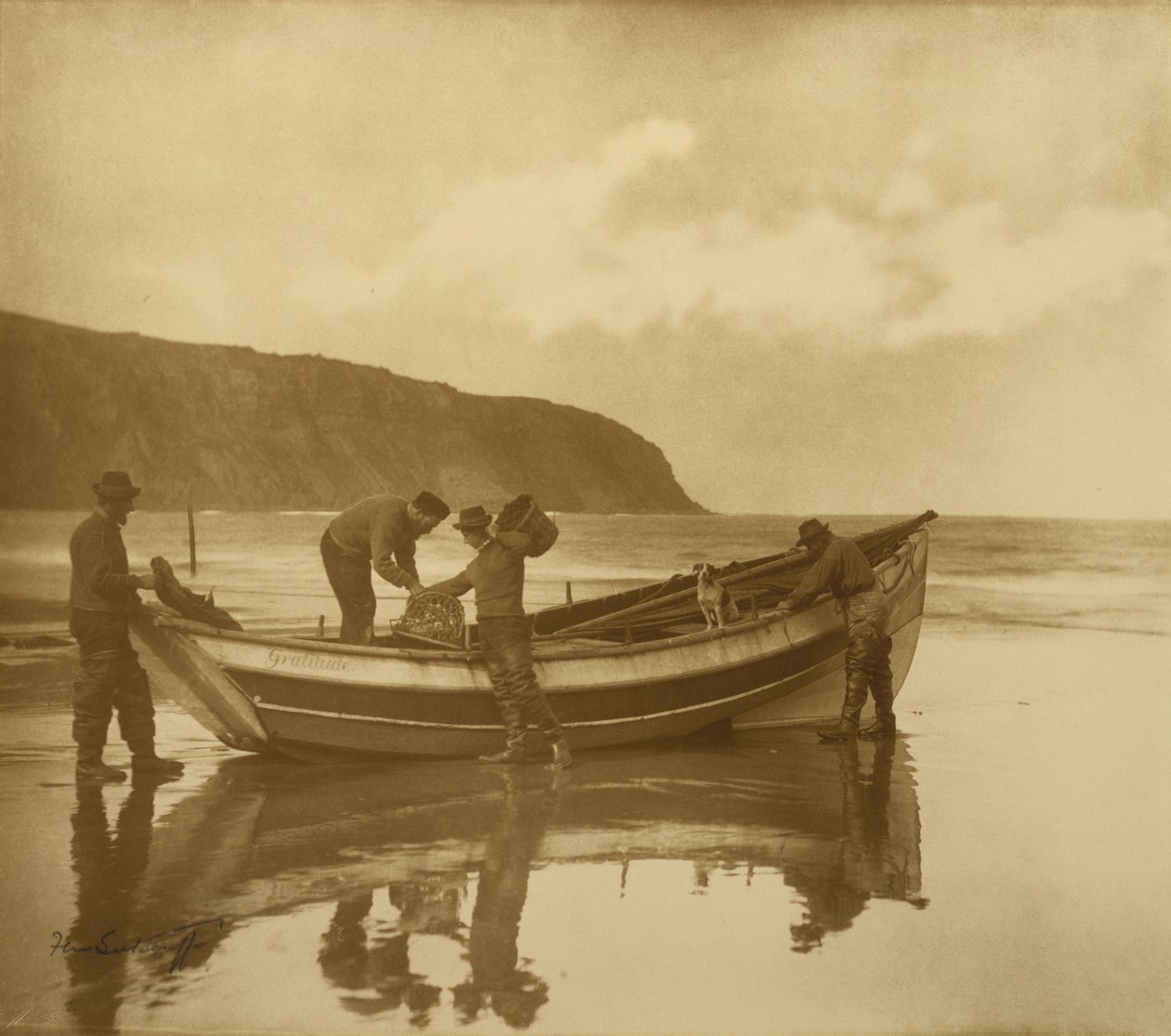 Beaching the Gratitude, noin 1890-luku (gelatiinihopeaprintti sävytyksellä) tekijältä Frank Meadow Sutcliffe