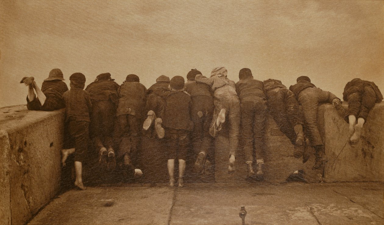 Jännitys, n. 1889 (seepiakuva) tekijältä Frank Meadow Sutcliffe