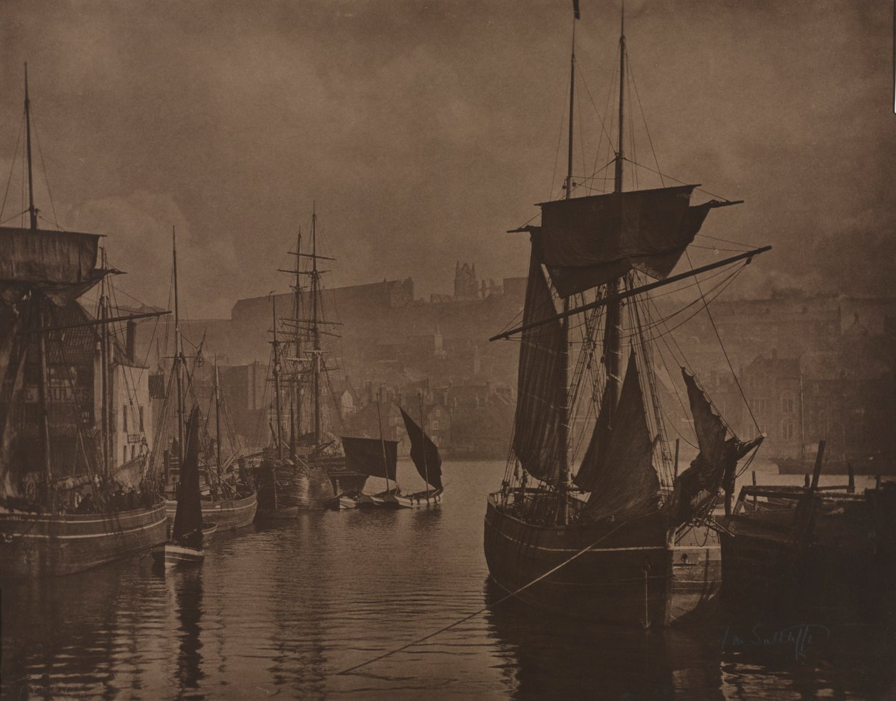 Whitby Harbor, n. 1885. tekijältä Frank Meadow Sutcliffe