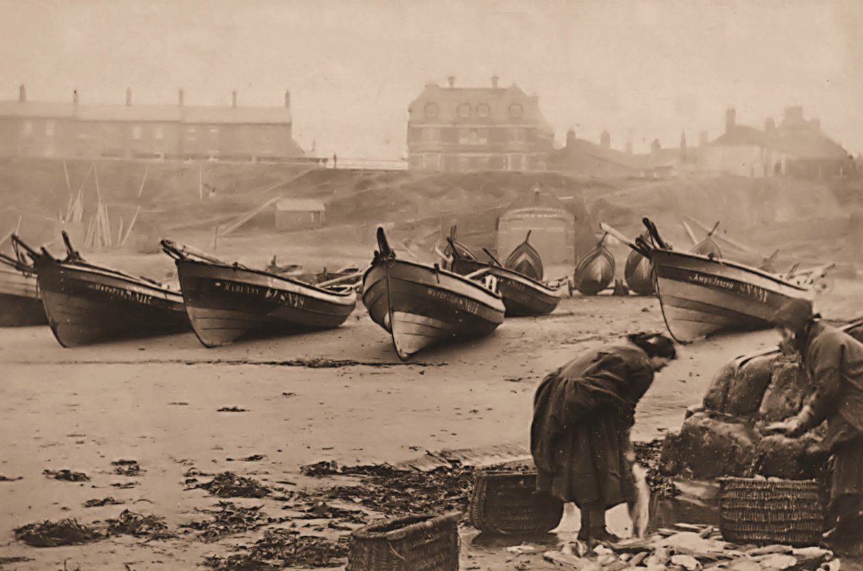Naiset lastaamassa kalaa koreihin kalastusaluksista, Whitby Harbor tekijältä Frank Meadow Sutcliffe