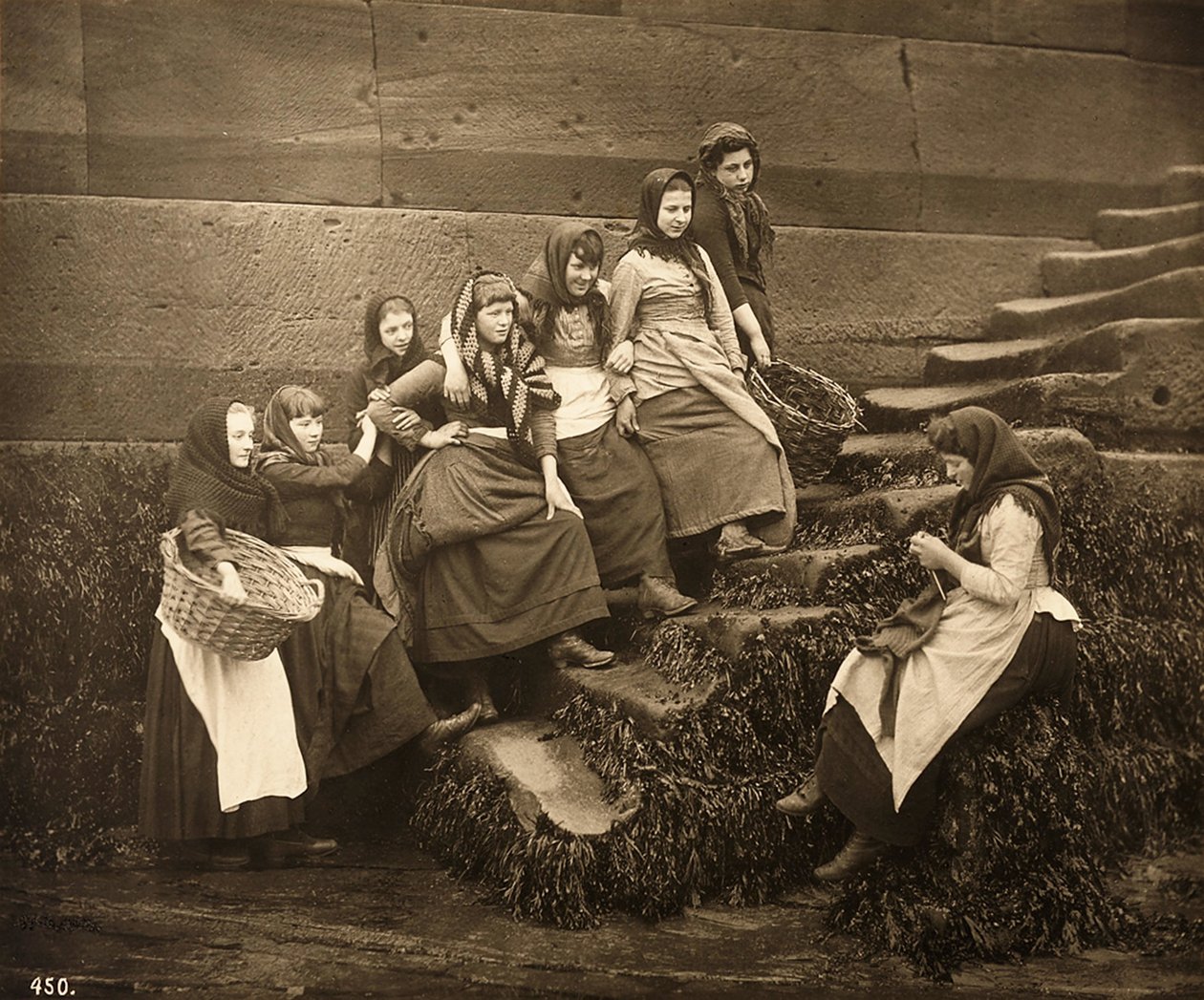 Naiset odottavat päivää, Whitby Harbour, North Yorkshire, n. 1899 tekijältä Frank Meadow Sutcliffe