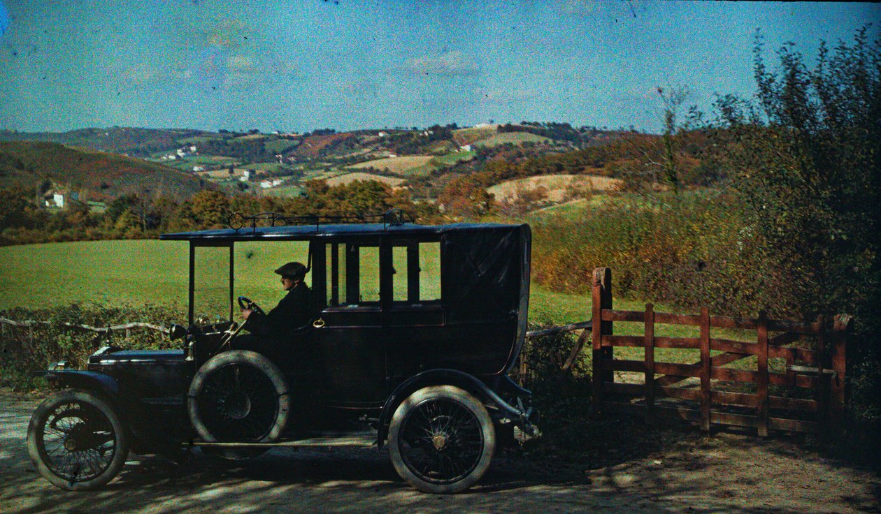 Varhainen väriautokromi noin vuonna 1916. Mies autossa, ehkä valokuvaaja Englannissa,... tekijältä Franklin Price Knott