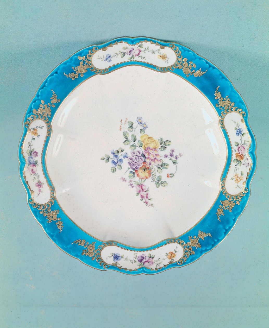 Kukkakuviolla koristeltu lautanen, Sevres (posliini) tekijältä François Boucher