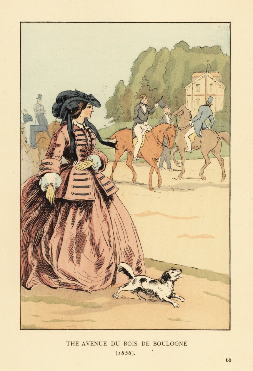 Nainen konepellissä, takissa ja leveässä krinoliinissa koiran kanssa katsomassa ratsastajia ja vaunuja ratsastusradalla. Avenue du Bois de Boulogne, Pariisi tekijältä François Courboin