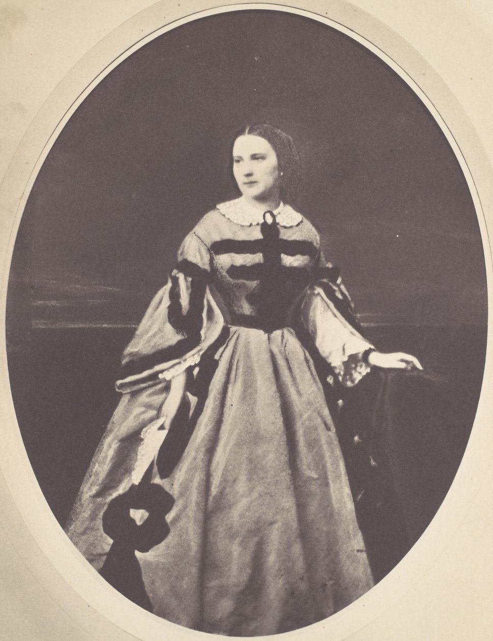 [Naisen muotokuva, seisova, katsoen vasemmalle], 1850-60-luku. tekijältä Franz Antoine