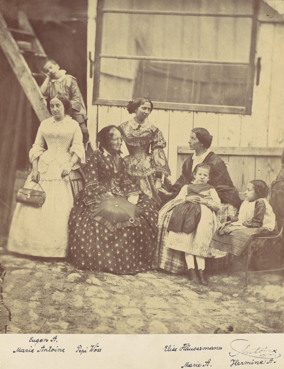 [Ryhmämuotokuva neljästä naisesta ja kolmesta lapsesta], 1850-60-luku. tekijältä Franz Antoine