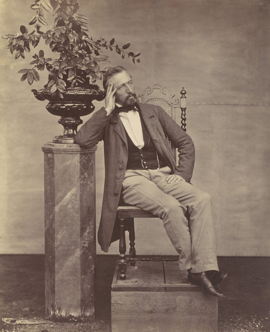 [Mathias Höusermann istuu kyynärpää jalustalla kädessään kukkamaljakko], 1850-60-luku. tekijältä Franz Antoine