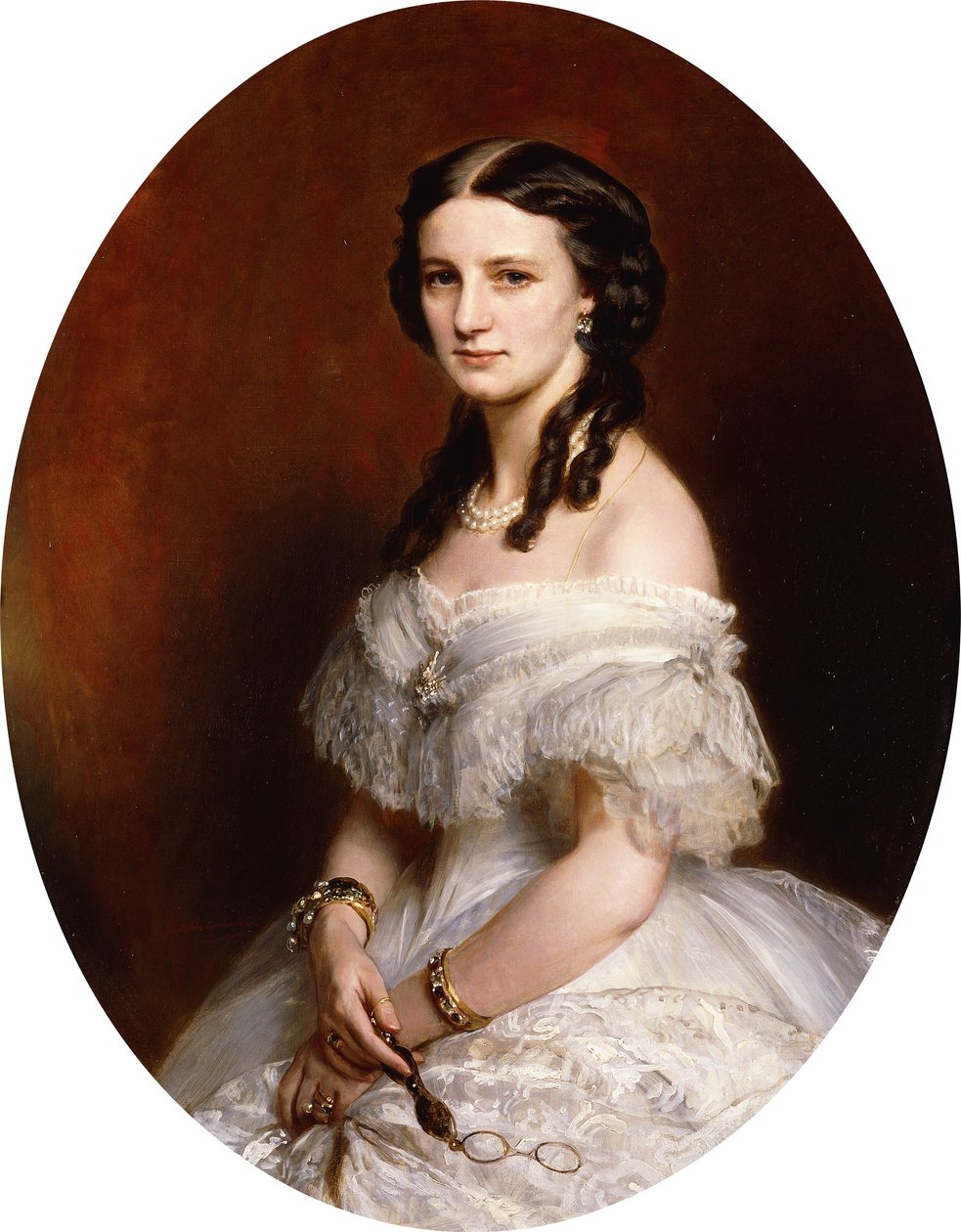 Naisen muotokuva, puolipitkä, yllään valkoinen mekko ja kädessään pari lunetteja, tekijältä Franz Xaver Winterhalter
