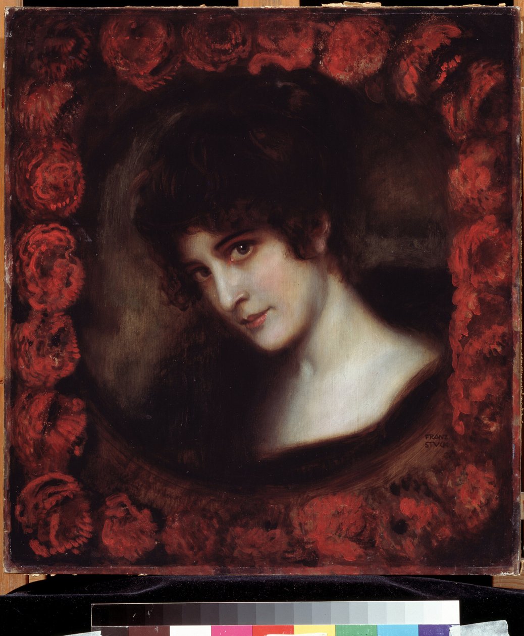 ""Naisen muotokuva"" (Naisen muotokuva) Nuori tumma tukkainen nainen, jonka kasvot kehystävät ruusuja. Franz Ritter von Stuckin (1863-1928) maalaus 1900-luvun alun Pushkin-museo, Moskova tekijältä Franz von Stuck