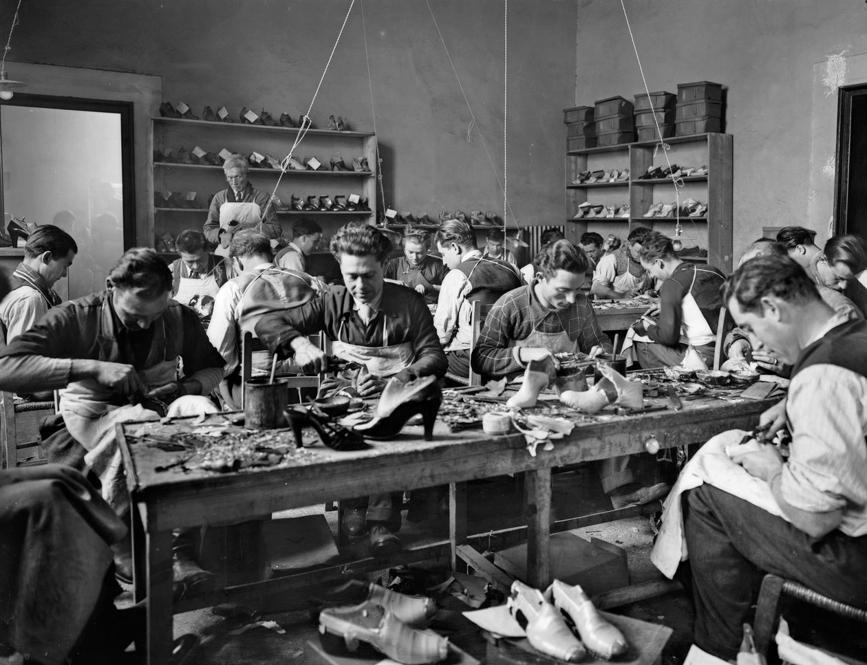 Käsityöläiset töissä jalkinesuunnittelijan ja -valmistajan Ferragamon studiossa Palazzo Feronissa, Firenzessä, 1937 (lasilevy) tekijältä Fratelli Alinari Fratelli Alinari