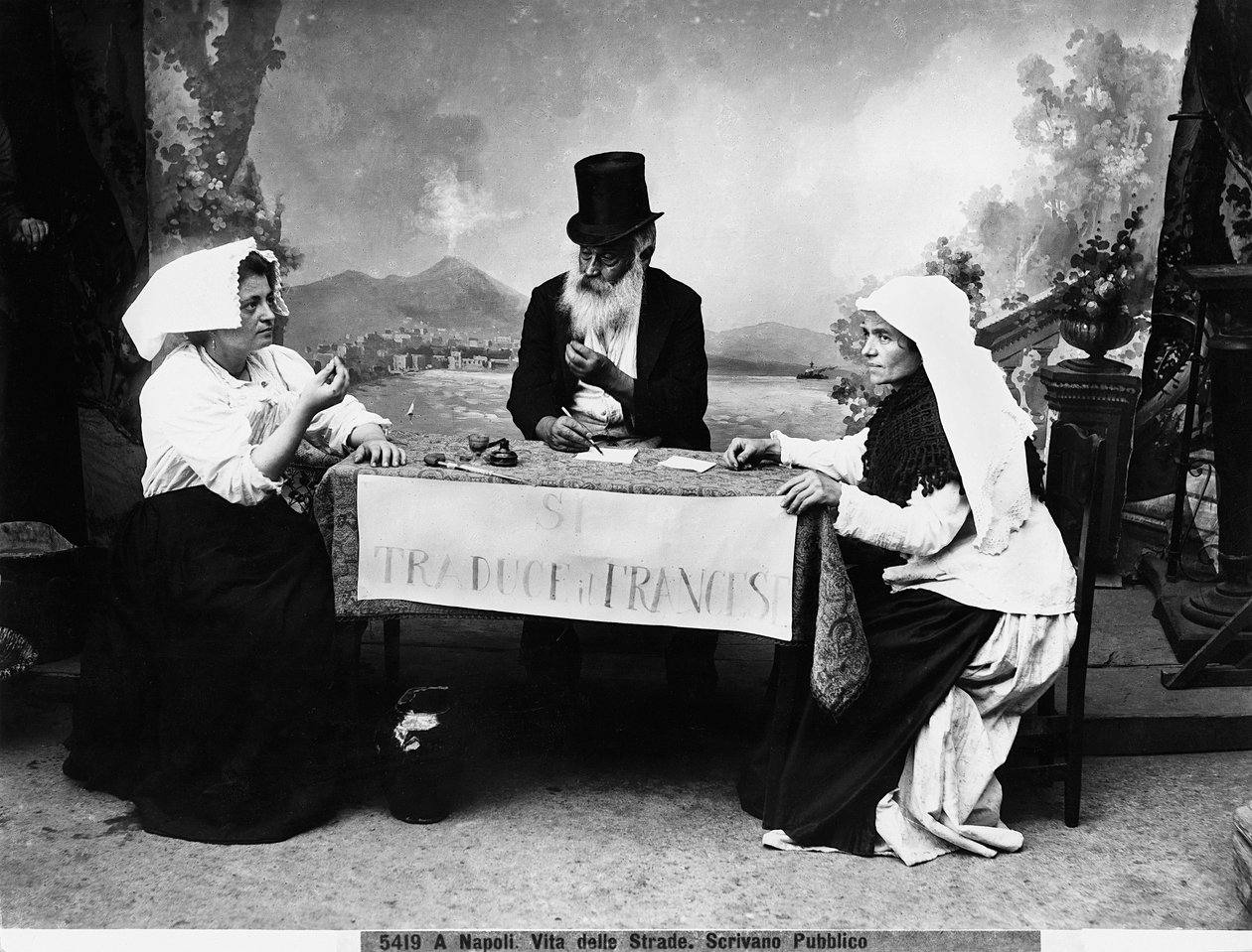 Julkinen kirjanoppinut Napolissa, n. 1890 (lasilevy) tekijältä Fratelli Alinari Fratelli Alinari