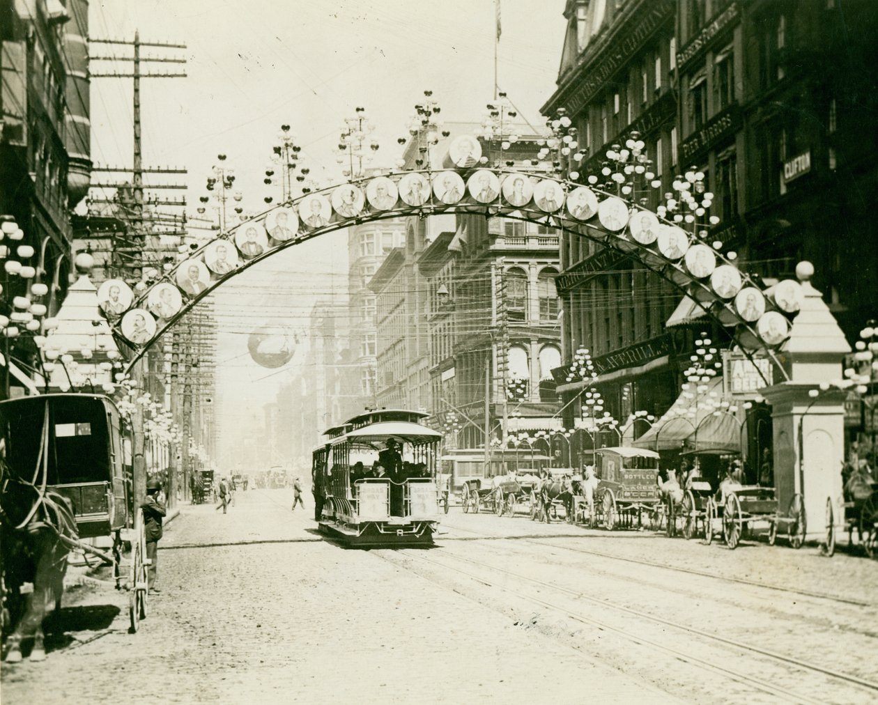 Broadway Chestnutista pohjoiseen koristeltu vuoden 1892 syysjuhlia varten tekijältä Fred Nedderhut of the St. Louis Globe Democrat