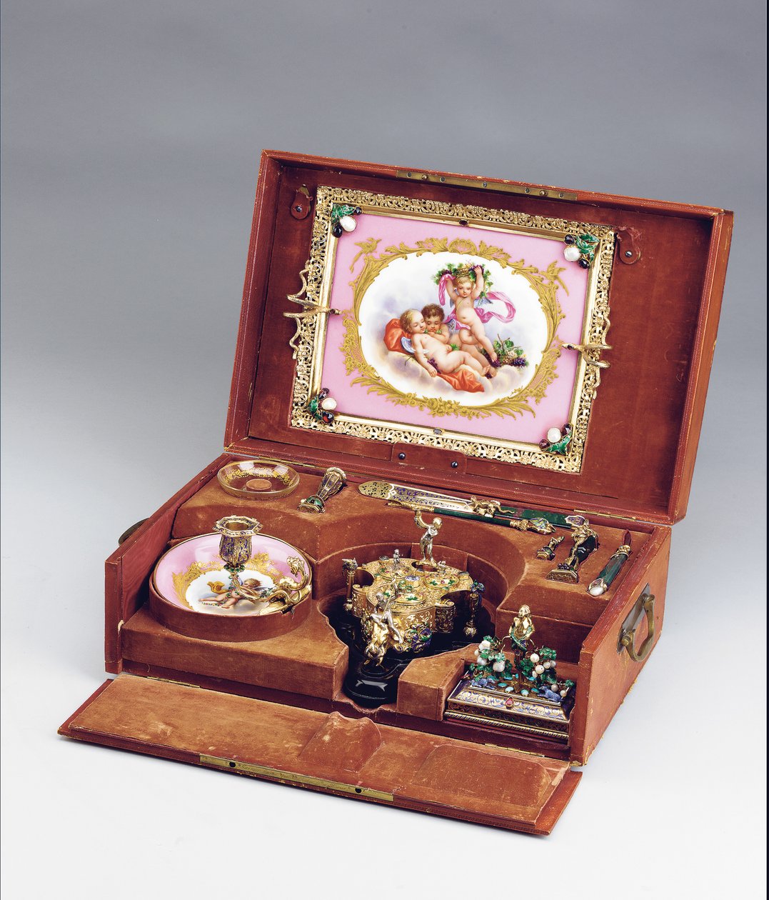 Napoleon III Case Necessarie de Bureau, n. 1864-66 (emaloitu hopea, kullattu hopea, verikivi, Sevres-tyylinen posliini ja puolijalokivet) (katso myös 1065856-9) tekijältä Frederic Jules and Wiese Jules  Rudolphi