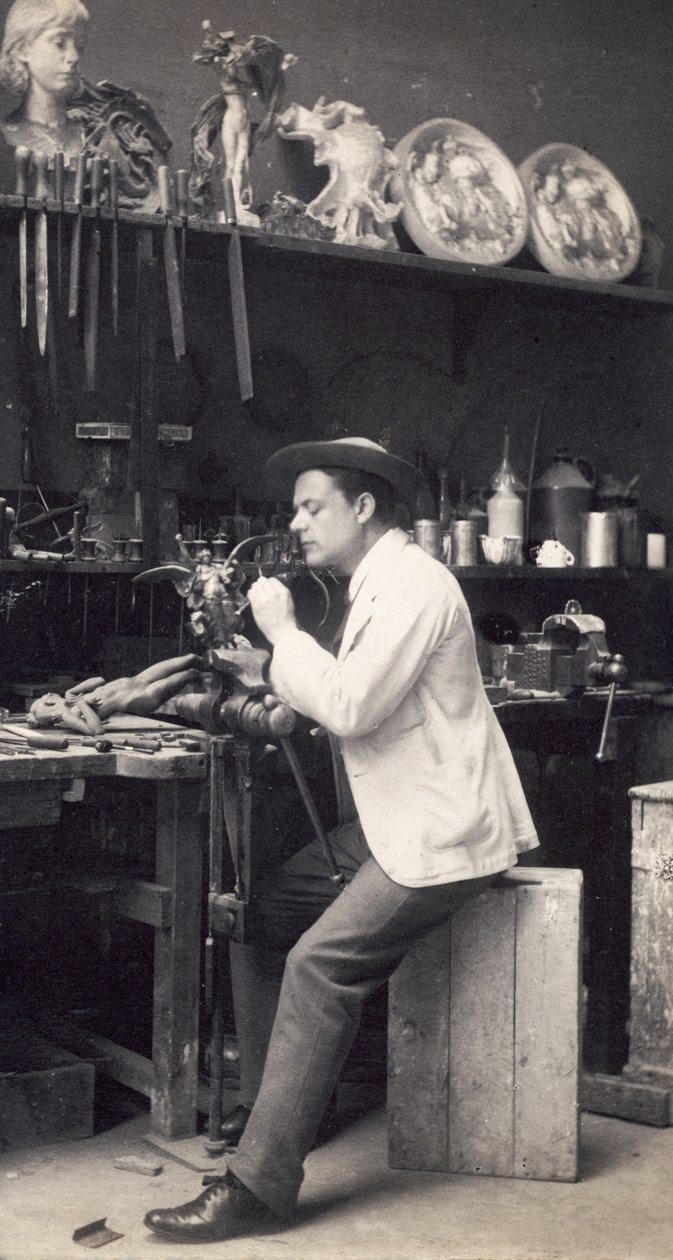 Alfred Gilbert studiossaan tekijältä Frederick Hollyer