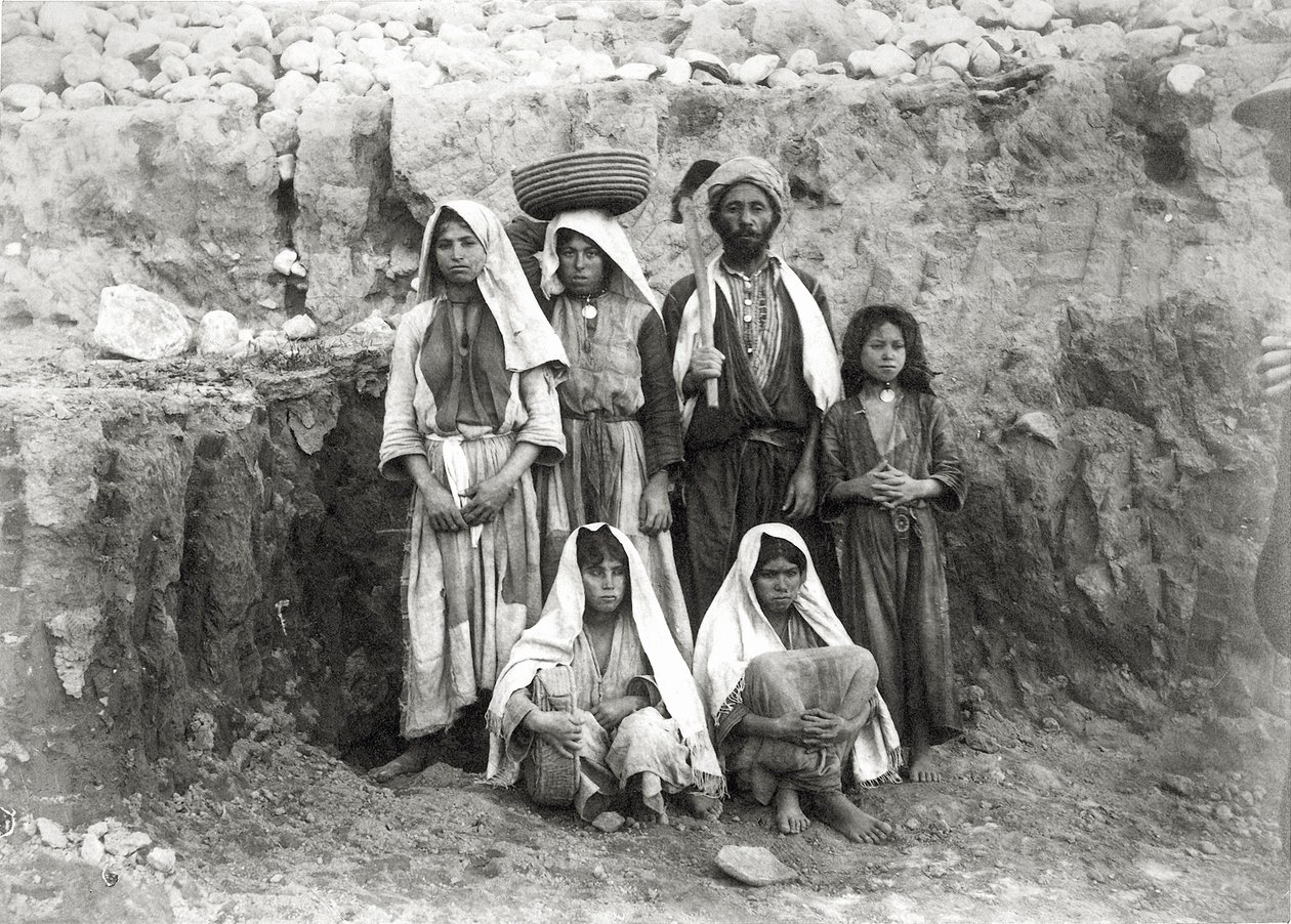 Ryhmä työntekijöitä kaivauksessa, Coastal Plain, Palestiina, 1891-93 (bw kuva) tekijältä Frederick J. Bliss