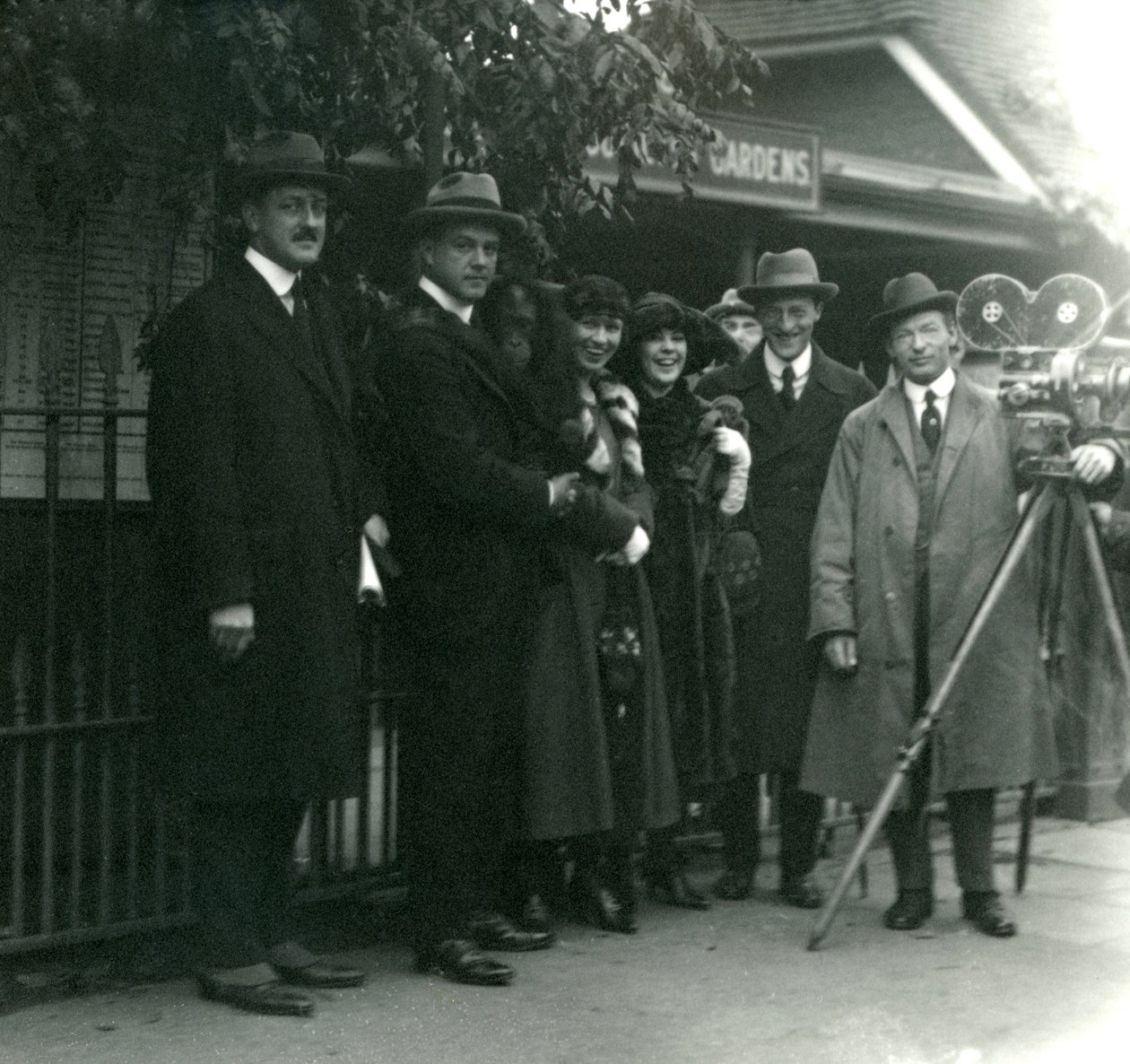 Martin Johnsonin ja Martin Johnsonin juhlat Lontoon eläintarhassa, lokakuu 1920 tekijältä Frederick William Bond