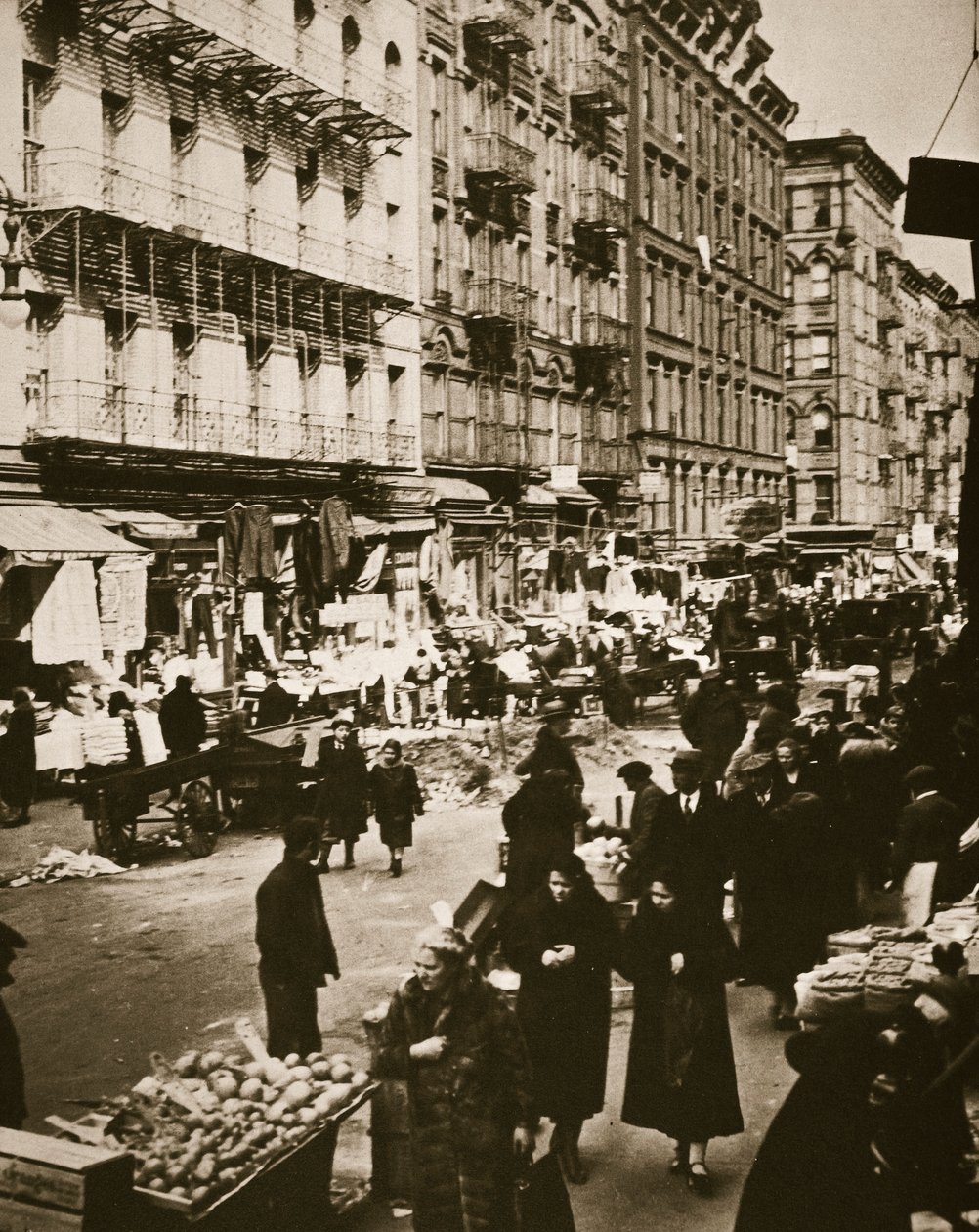 Katumarkkinat Orchard Streetillä, Lower East Sidessa, New Yorkissa, Yhdysvalloissa, 1930-luvun alussa tekijältä Frederick Bradley