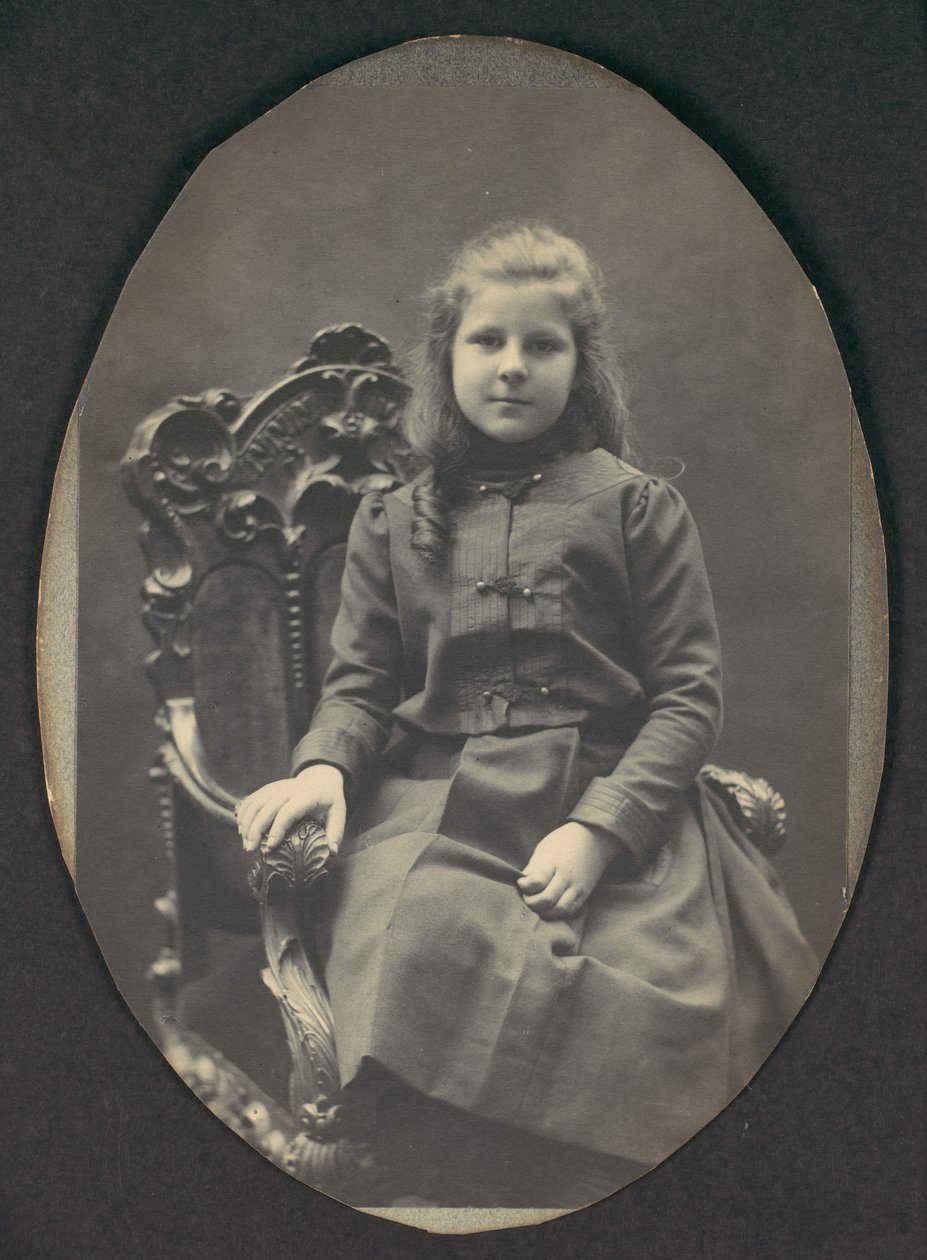 [Tyttö, jolla on sormukset, istuva, kolme neljäsosaa], 1890-luku. tekijältä Frederick Gutekunst