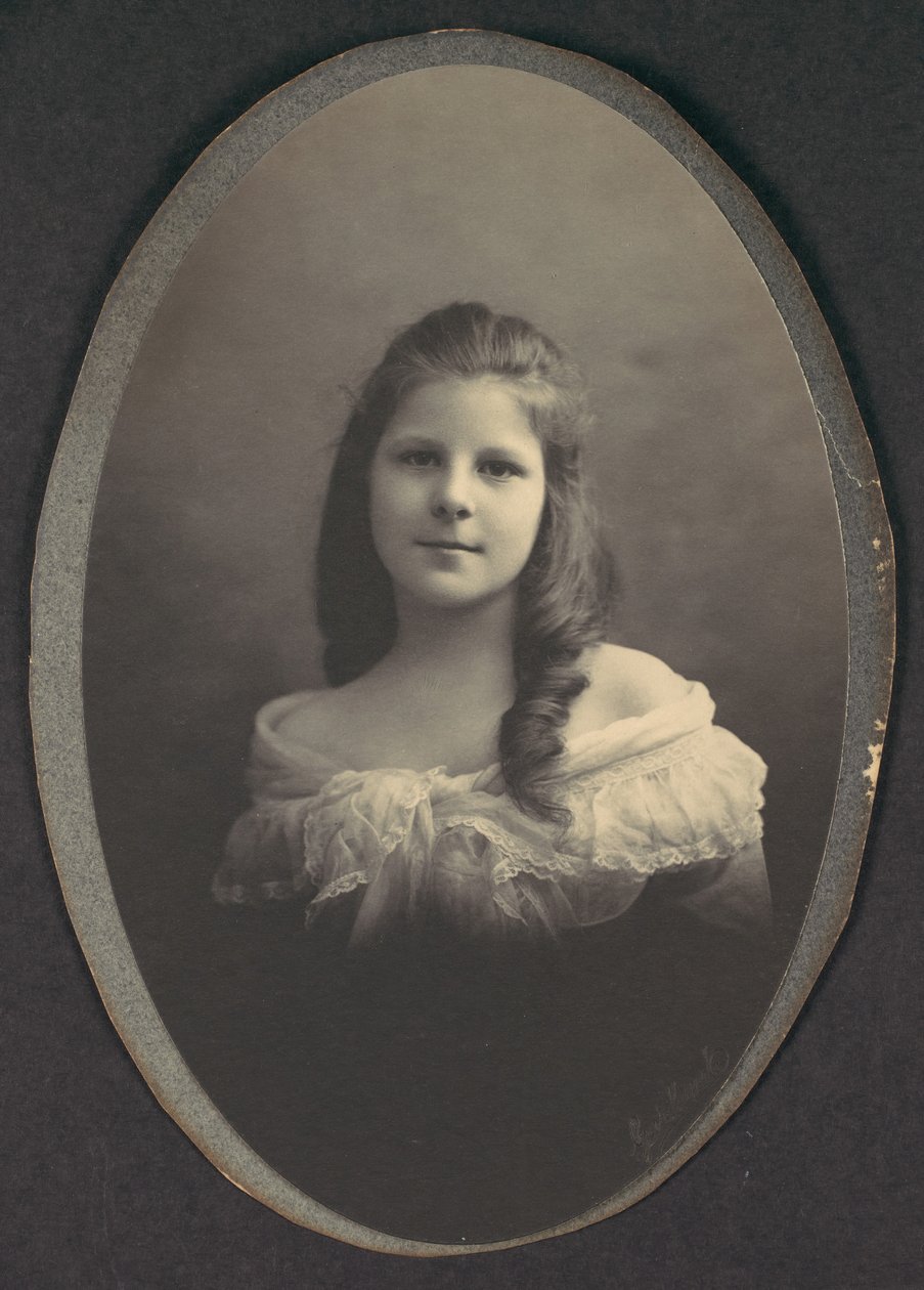 [Tyttö, jolla on valkoinen olkapäämekko], 1890-luku. tekijältä Frederick Gutekunst